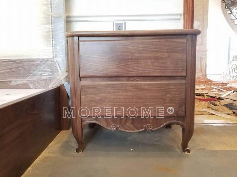 Mẫu tap đầu giường gỗ óc chó được nội thất MoreHome thiết kế và thi công sản xuất.